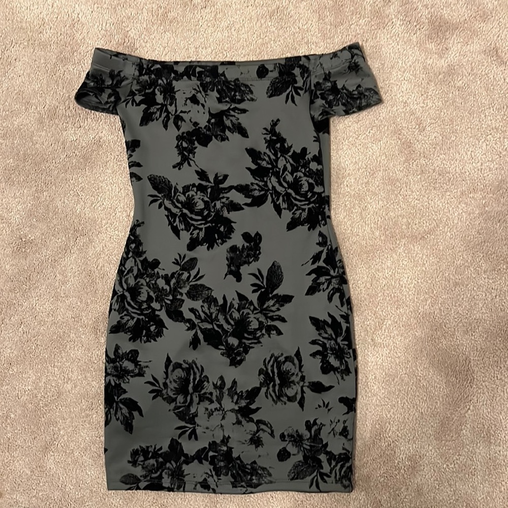 Off the shoulder dress // Windsor